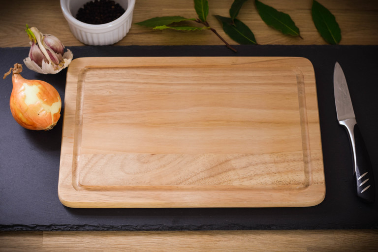 How to clean a wooden cutting board â€